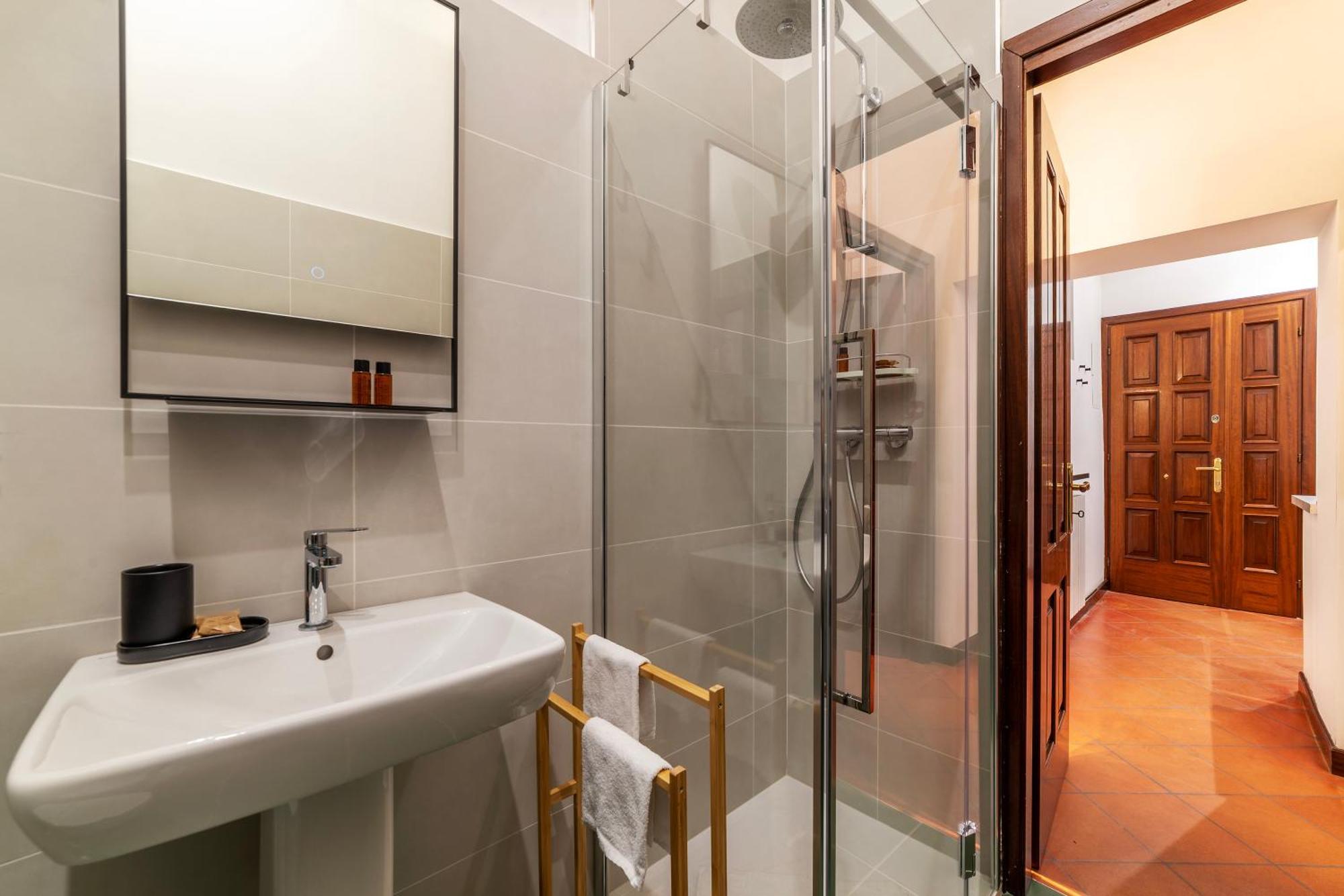 Brand New In The Heart Of Rome-for 5! * Rom